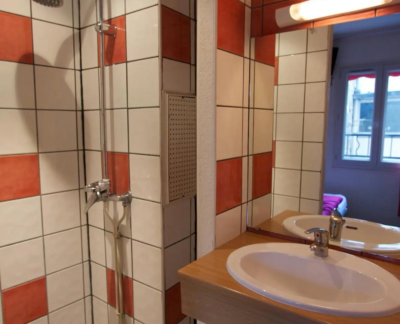 Bastille Hostel *