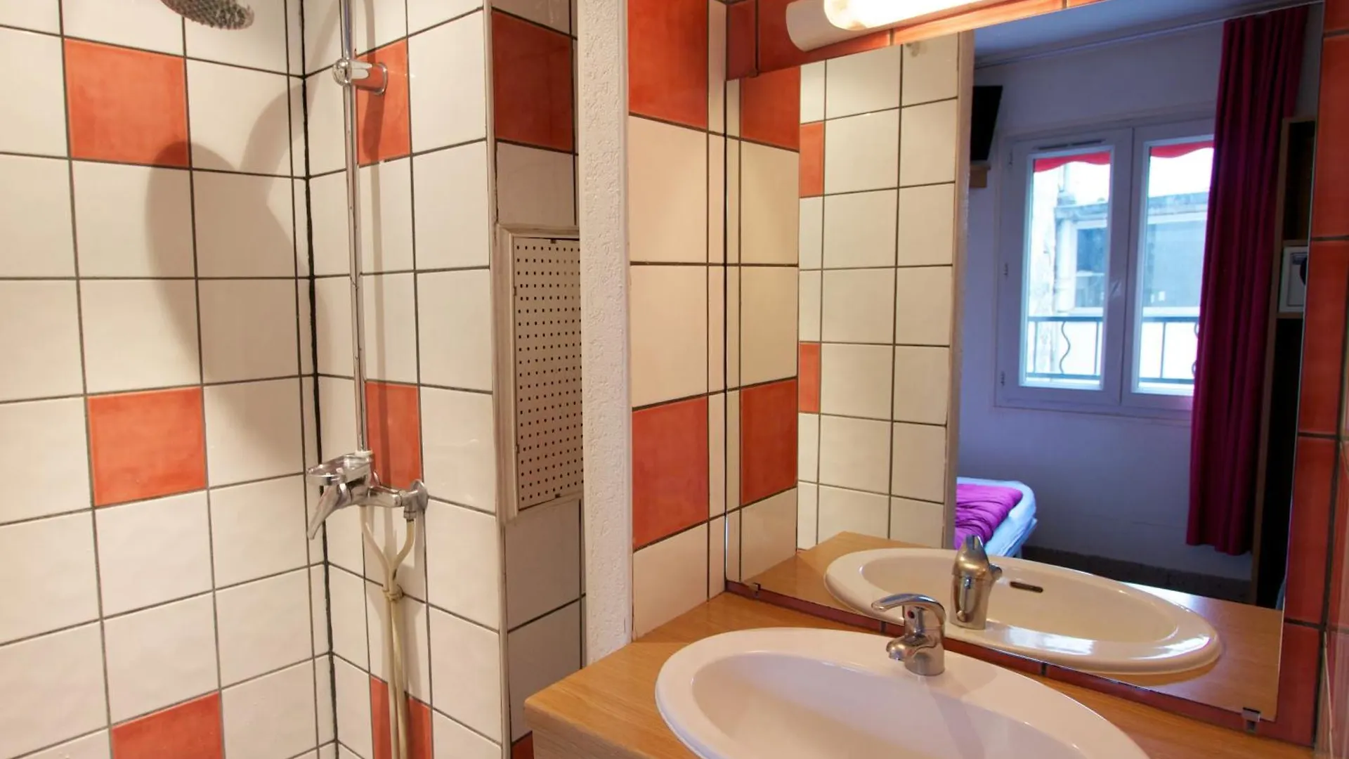 Bastille Hostel